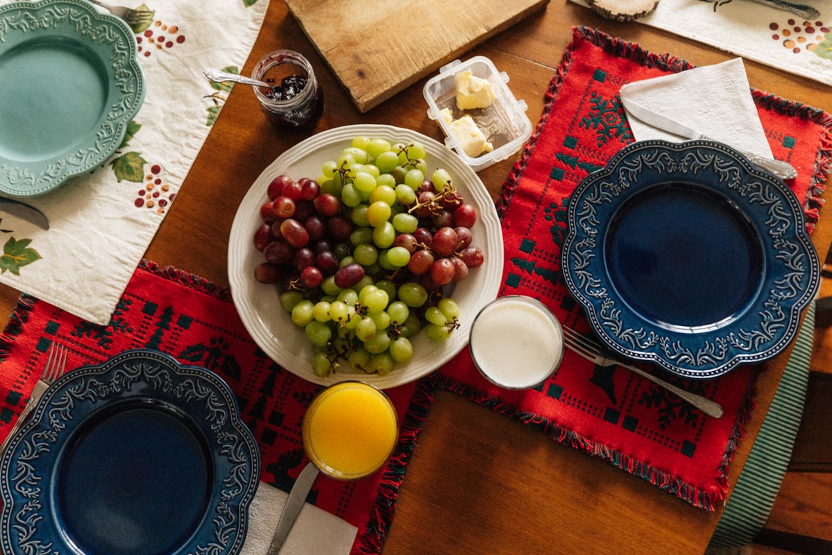 Familia compartiendo una comida saludable